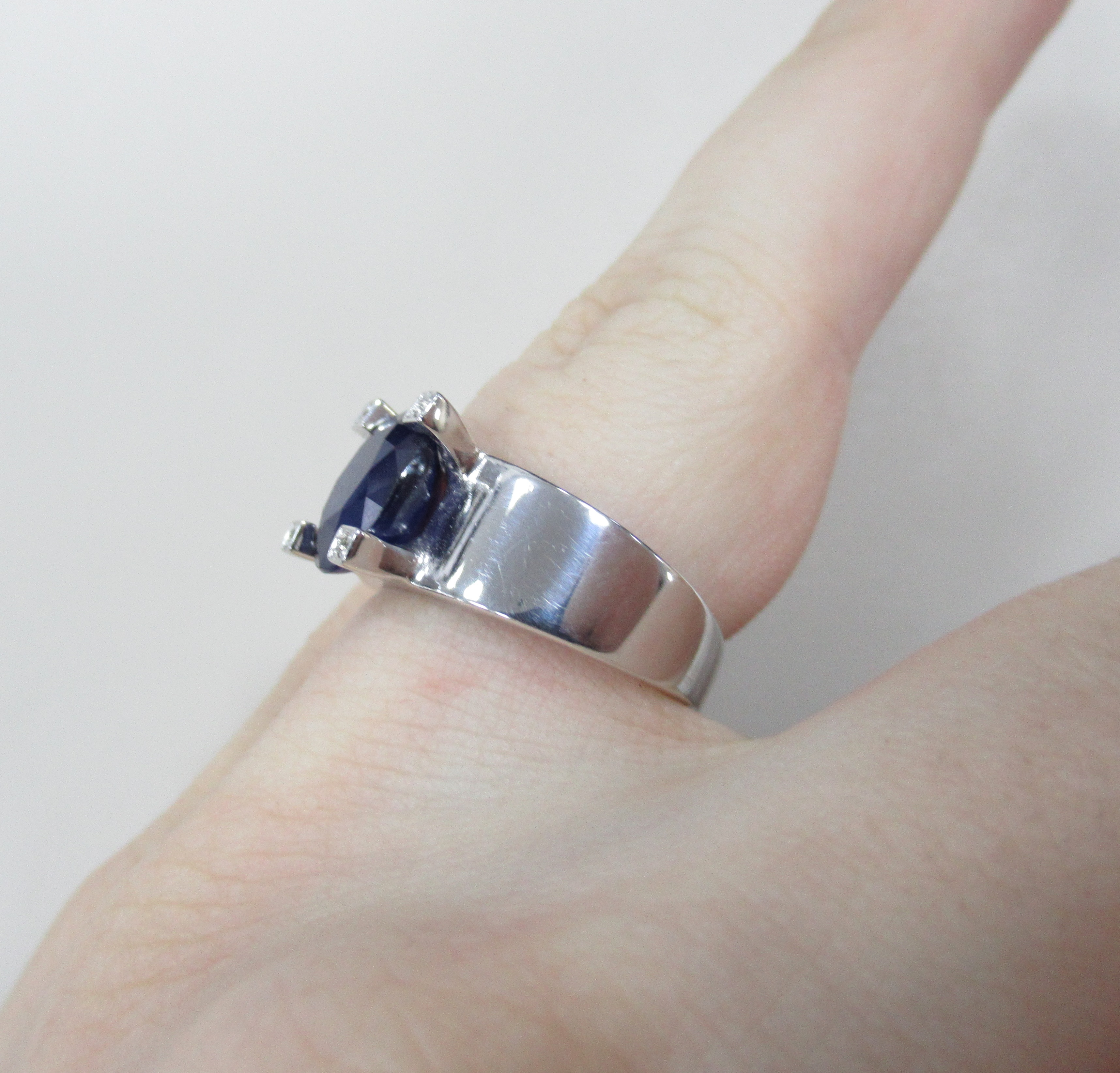 Серебряное кольцо с сапфиром